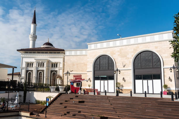 vista exterior de una mezquita en el parque temático land of legends en belek, turquía. - serik fotografías e imágenes de stock