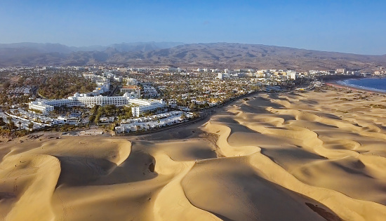 Vista aérea de las dunas de arena y resort de Maspalomas, Gran Canaria, Islas Canarias, España photo