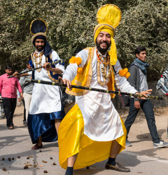 punjabi artista interpretando a bhangra - punjab fotografías e imágenes de stock