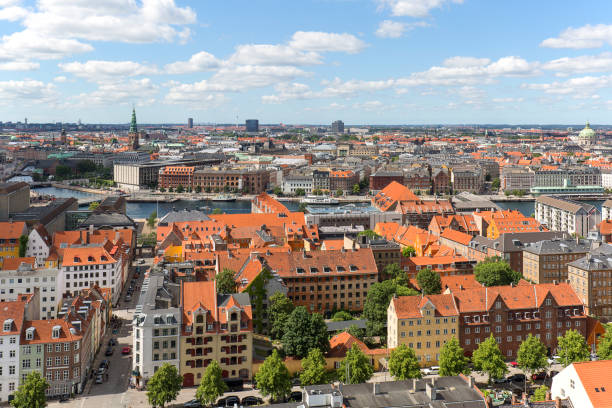 vista aérea na cidade da torre espiral igreja de nosso salvador, copenhaga, dinamarca - cloud house blue danish culture - fotografias e filmes do acervo