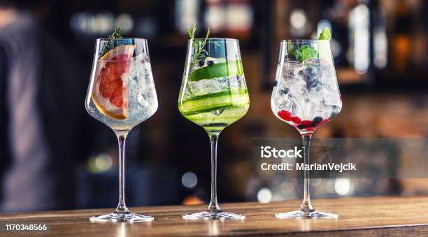 Cocktail Gin Tonic In Bicchieri Da Vino Sul Bancone Del Bar Nel Cucciolo O  Nel Ristorante - Fotografie stock e altre immagini di Gin - iStock