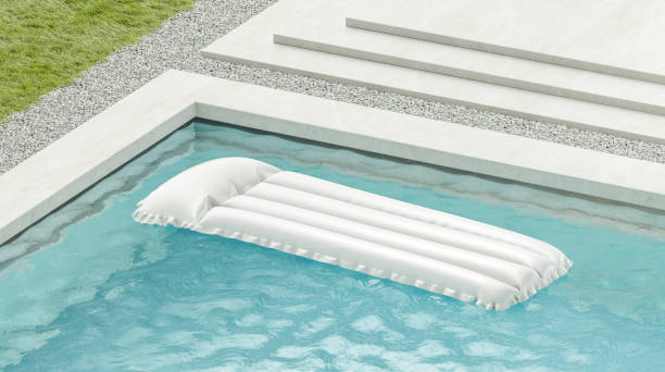 matelas blanc blanc blanc de natation sur l'eau bleue dans la maquette de piscine - blue mattress vacations toy photos et images de collection