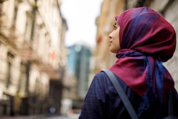 muslim tourist exploring city - hijab imagens e fotografias de stock