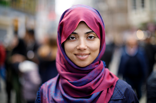 Retrato de mujer musulmana sonriente al aire libre photo