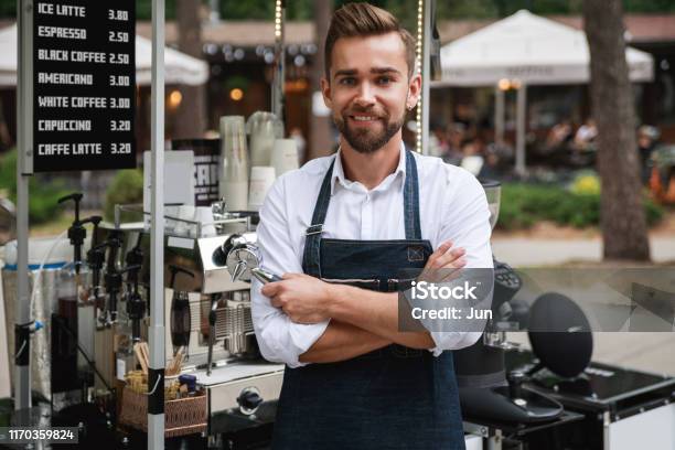 Przystojny Barista Podczas Pracy W Swojej Kawiarni Ulicznej - zdjęcia stockowe i więcej obrazów Mały biznes