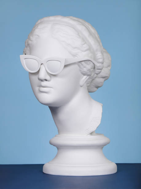 cabeza de yeso con gafas de sol - busto escultura fotografías e imágenes de stock