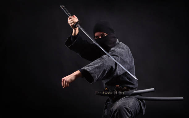 samouraï ninja avec katana dans la pose d'attaque - crime scene photos et images de collection