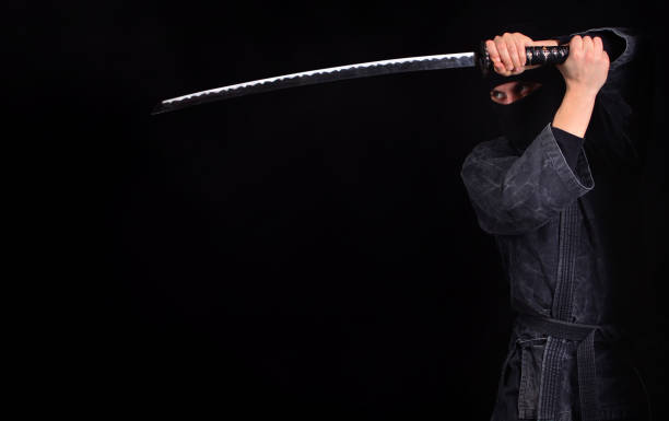 ninja avec le plan rapproché de katana. les arts martiaux. - crime scene photos et images de collection