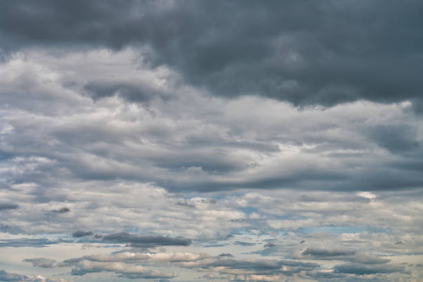 暗い雲で曇り空 - 7954 ストックフォトと画像