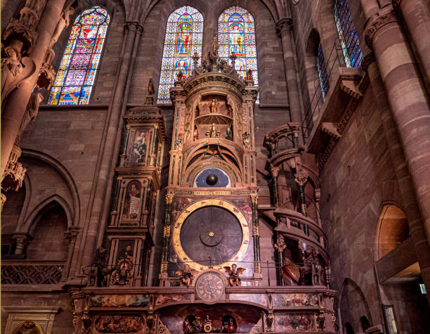 wnętrze katedry w strasburgu - astronomical clock zdjęcia i obrazy z banku zdjęć