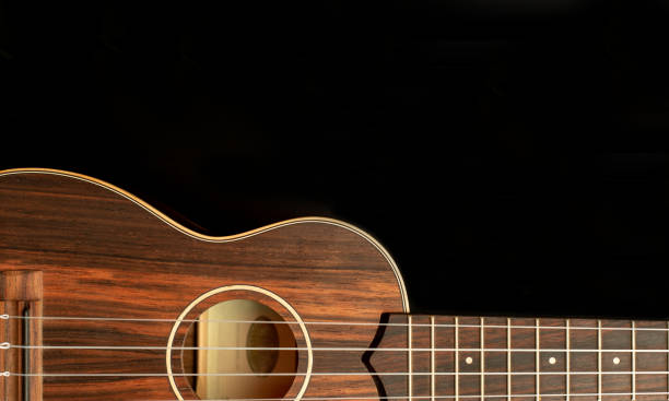 ukulele auf schwarzem hintergrund - ukulele stock-fotos und bilder