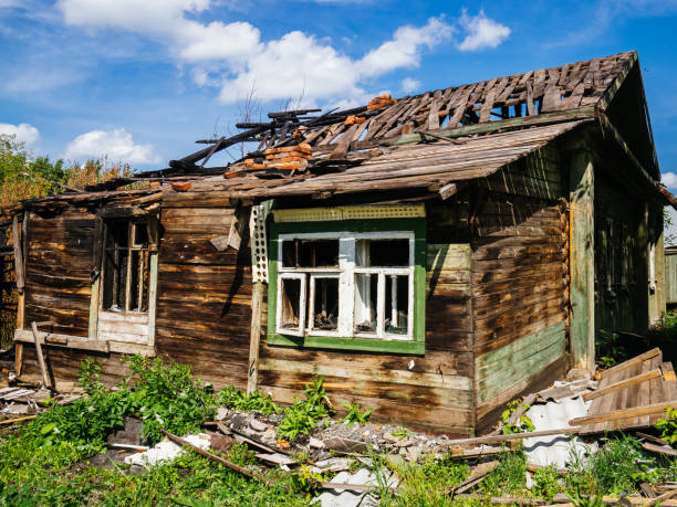 불에 타버린 버려진 집. 파괴 된 목조 주택 - forest hut window autumn 뉴스 사진 이미지