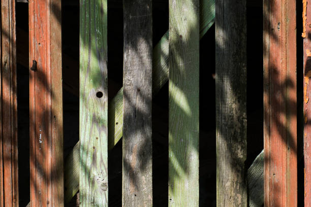 vecchia recinzione in picchetto di legno colorato - picket fence grass gardens nature foto e immagini stock