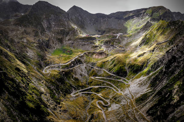 wunderschöne bergkulisse. transfagarasan autobahn, eine der schönsten straßen in europa, rumänien - siebenbürgen stock-fotos und bilder