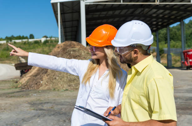 istock Manager and manual worker at a municipal landfill. 1170386059