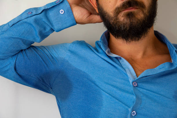 파란 셔츠에 겨드랑이 땀이 남자 - sweat armpit sweat stain shirt 뉴스 사진 이미지