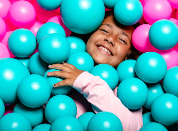 girl at ball pool - ball pool imagens e fotografias de stock