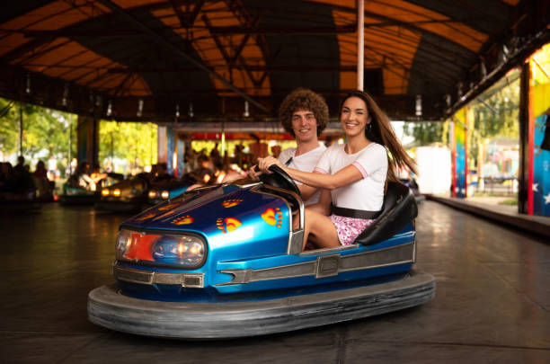 acople ter o divertimento nos carros abundantes em um parque de diversões - acidente evento relacionado com o transporte - fotografias e filmes do acervo