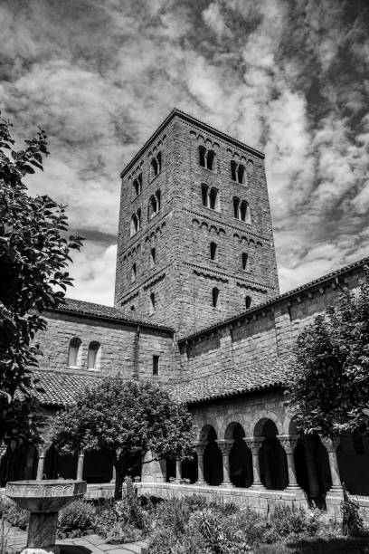 Cloister with areches and columns in NYC NEW YORK CITY, NY, USA - JULY 3RD 2019 - European medieval cloister in Washington heights in Manhattan (NYC) black and white travel travel destinations monk stock pictures, royalty-free photos & images