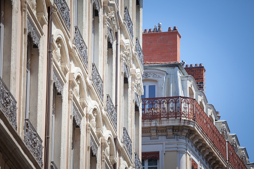 Fachadas típicas de estilo Haussmann, del siglo XIX, tradicionales en los centros urbanos de ciudades francesas como París y Lyon, con sus fachadas y ventanas de piedra tradicionales photo