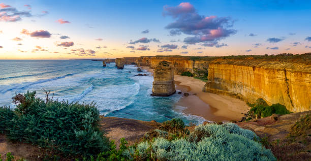 zwölf apostel bei sonnenuntergang, große meeresstraße am hafen campbell, australien 125 - castle rock stock-fotos und bilder