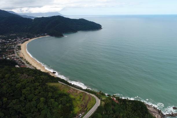 vue aérienne de la plage de boiçucanga, san sebastian, côte nord de sao paulo, brésil. grand paysage. - sao sebastiao photos et images de collection