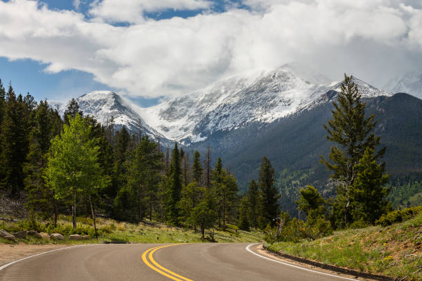 montanhas rochosas e estrada - colorado road mountain landscape - fotografias e filmes do acervo