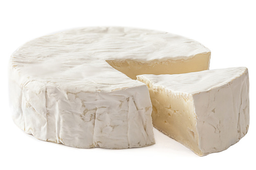 Queso Brie. Queso de molde aislado sobre un fondo blanco. Concepto de comida, de cerca. Vista lateral photo