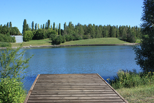 Wooden footbridge  Pond lined with trees  Public park  île-de-France