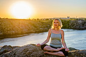 junge-frau-die-yoga-auf-einem-berg-bei-sonnenuntergang-frei-platz.jpg?b=1&s=170x170&k=20&c=gN86aJ9Nt_vAS0cMtPgxOXq5szulAHGaeBcgZ6fjMX4=
