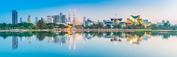 kuala lumpur silueti - kuala lumpur stok fotoğraflar ve resimler