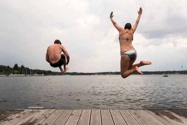 Cannonball diving: young adults jump into Wannsee lake