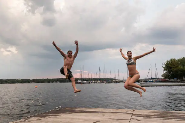 Cannonball diving: young adults jump into Wannsee lake
