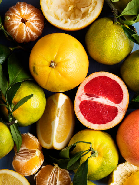 frutas cítricas, cítricos frescos en rodajas - vitamin c fotografías e imágenes de stock