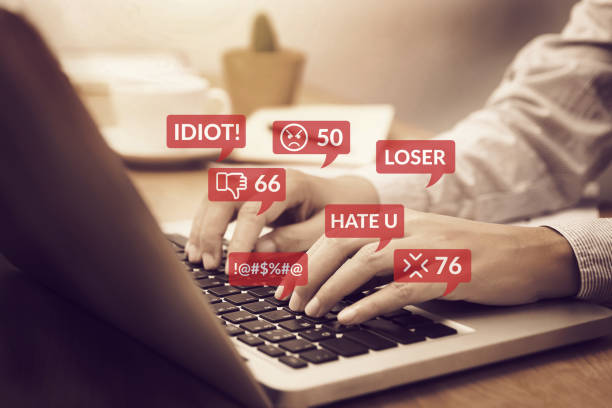 кибер-издевательства концепции. люди, использующие ноутбук ноутбук для взаимодействия социальных медиа с иконками уведомлений ненависти � - fury стоковые фото и изображения