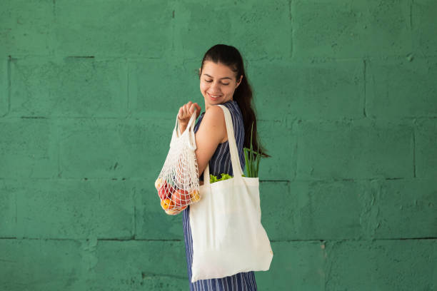 frutas e verdura da compra da mulher com algodão reutilizável saco do produto de eco. conceito zero do estilo de vida waste - healthy lifestyle vegetable food organic - fotografias e filmes do acervo