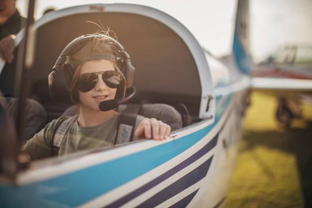 petite fille s'asseyant dans l'avion d'hélice - seat belt audio photos et images de collection