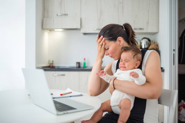 若い母親、自宅で働く - two parent family indoors home interior domestic kitchen ストックフォトと画像