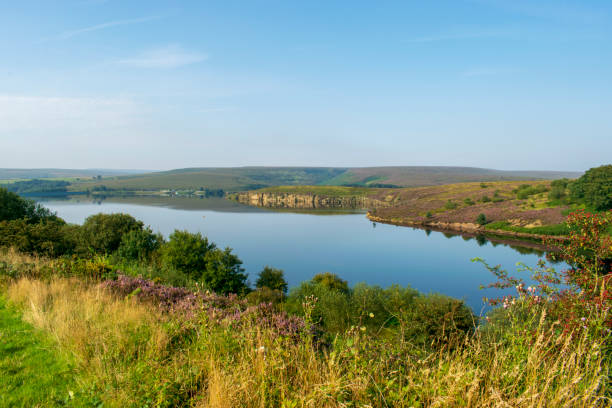 réservoir de winscar, pont de dunford, parc national de district de crête, pennines, yorkshire du sud, angleterre. - pennine way photos et images de collection