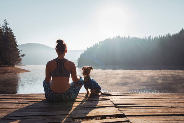 野生の湖でヨガを練習している女性。 - yoga zen like women meditating ストックフォトと画像