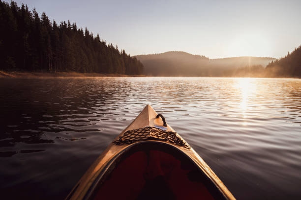 kayak sur l'eau dans le lac de réflexion dans la montagne. - kayak canoeing canoe lake photos et images de collection