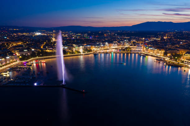 vista notturna aerea della fontana dell'acqua della città di ginevra in svizzera - geneva switzerland night city foto e immagini stock