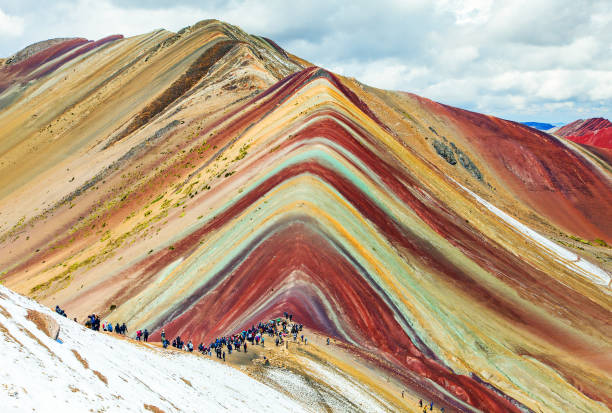 rainbow mountains or vinicunca montana of seven colors - sierra imagens e fotografias de stock