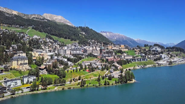 panorama aéreo de st. moritz (sankt moritz), cidade alpina elevada do recurso no engadine, graubunden, switzerland. - engadine switzerland europe clear sky - fotografias e filmes do acervo