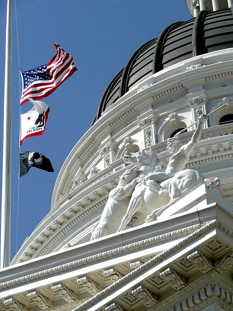 domo del capitolio de california con banderas - italy voting politics political party fotografías e imágenes de stock