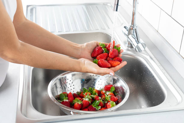erdbeere waschen - washing fruit preparing food strawberry stock-fotos und bilder