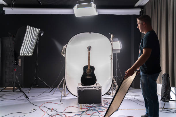 스튜디오에서 검은 기타의 사진 촬영 - musical instrument string flash 뉴스 사진 이미지