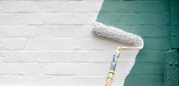 the house wall gets new color - pintar parede imagens e fotografias de stock