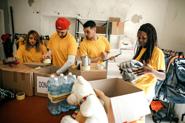 equipe útil de assistentes sociais - volunteer charity and relief work group of people people - fotografias e filmes do acervo