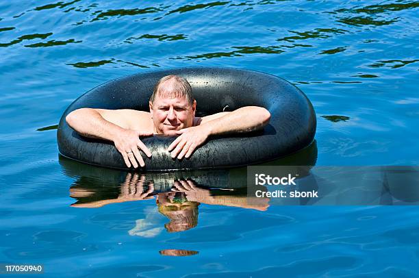 Foto de Homem Na Água Com Boia e mais fotos de stock de Adulto - Adulto, Alagado - Molhado, Apertar os Olhos